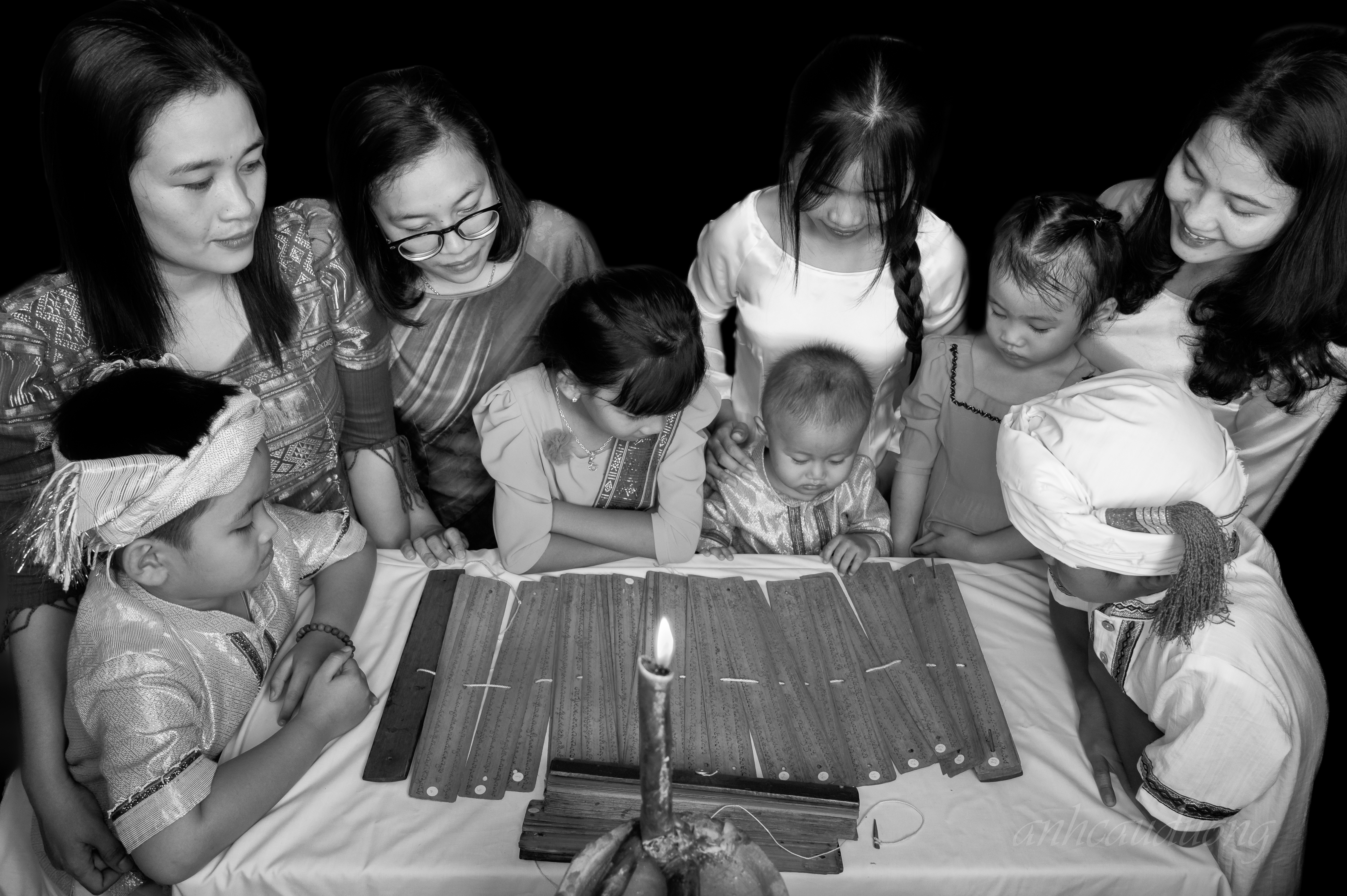 Cả nhà đọc cổ tịch kinh lá buông