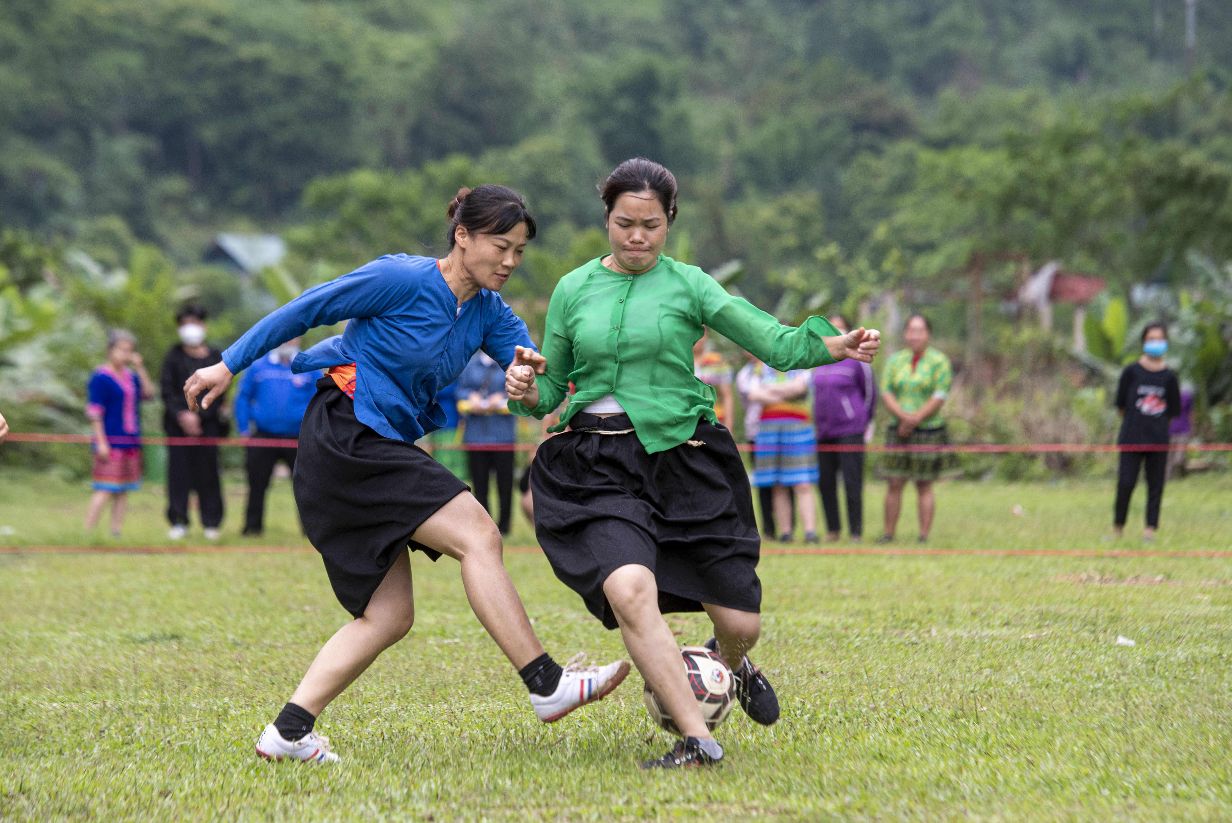 Pha tranh bóng quyết liệt