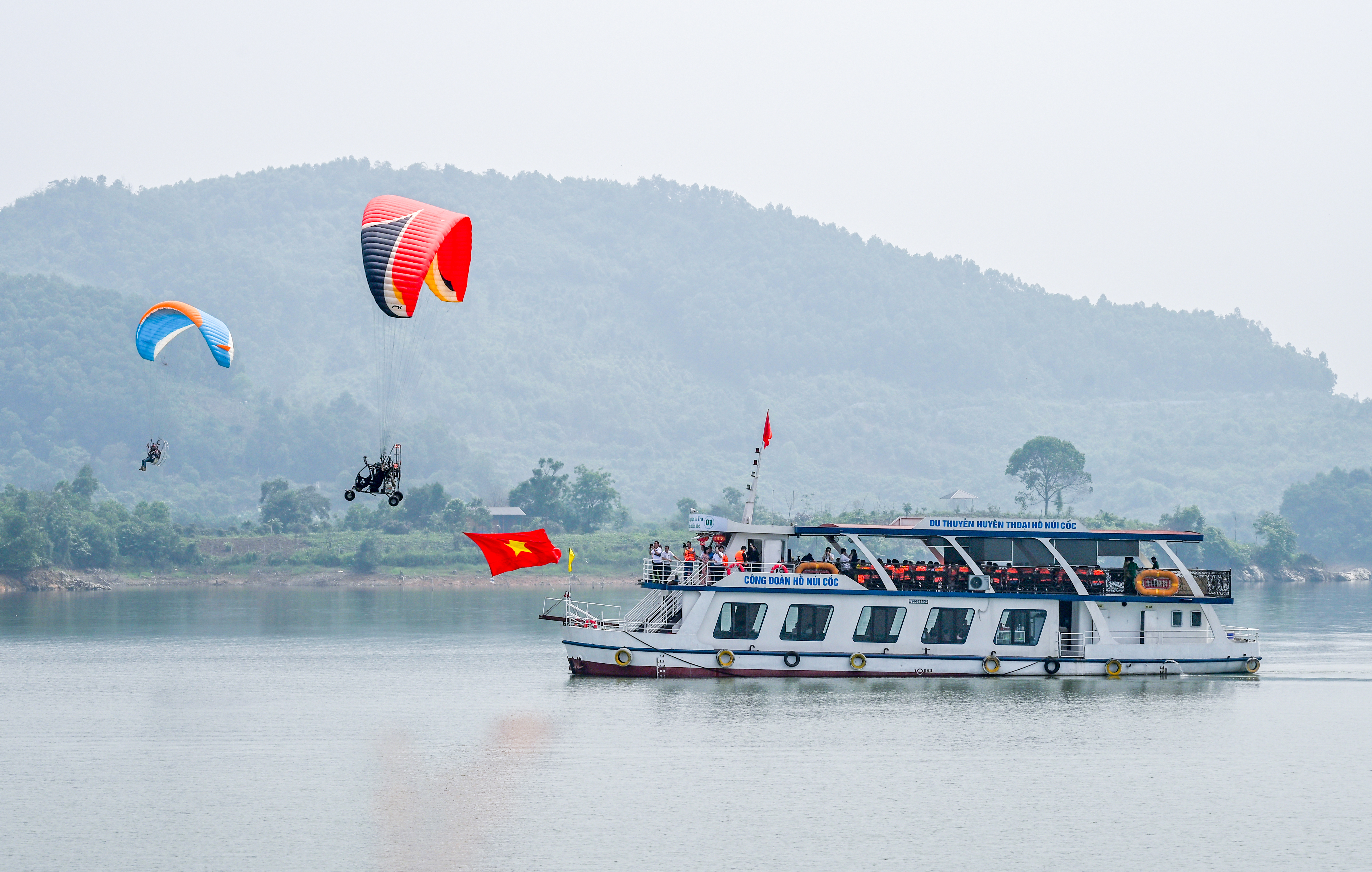 Du lịch trên hồ Núi Cốc