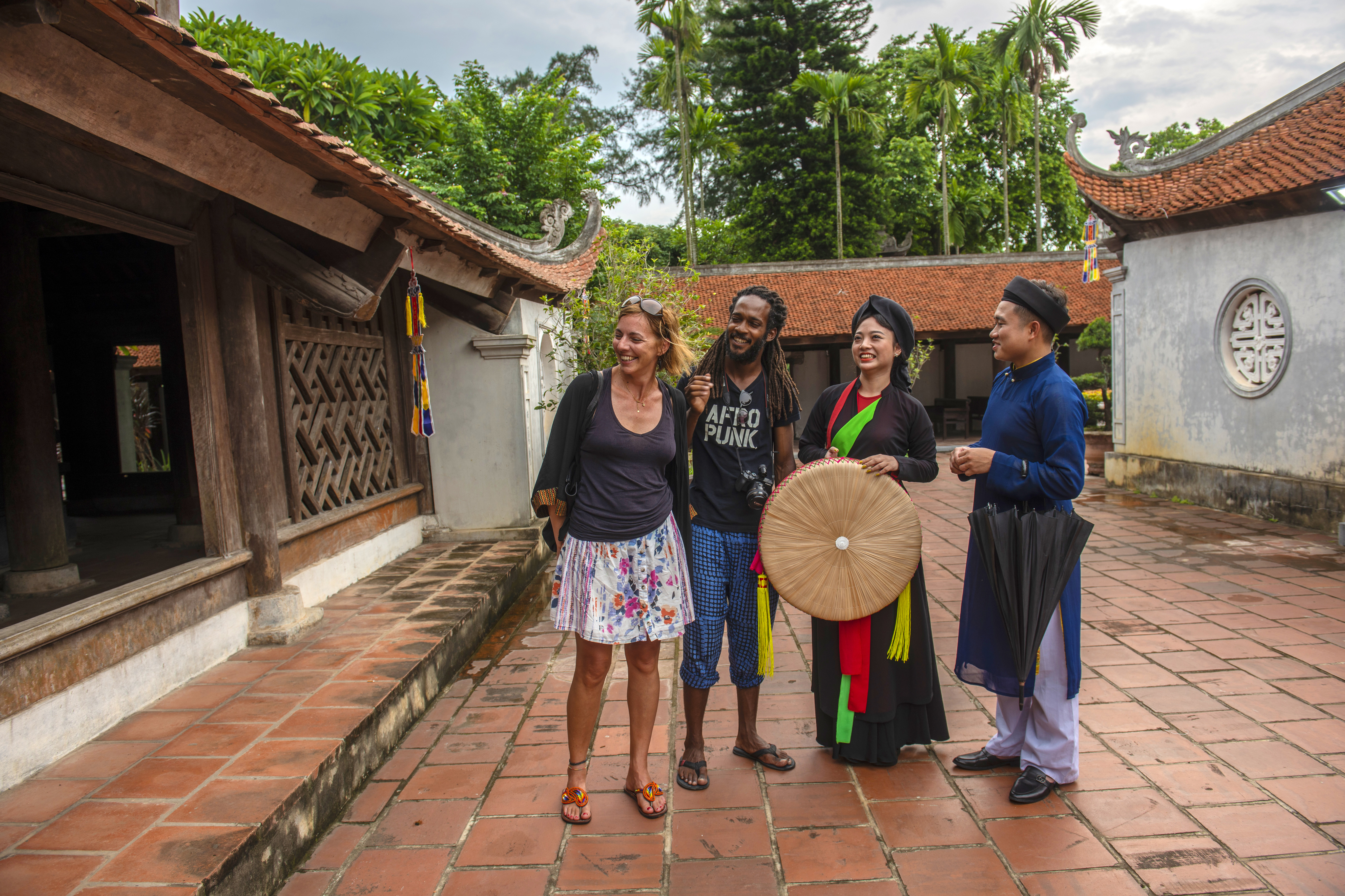 KHÁCH THĂM MIỀN QUAN HỌ
