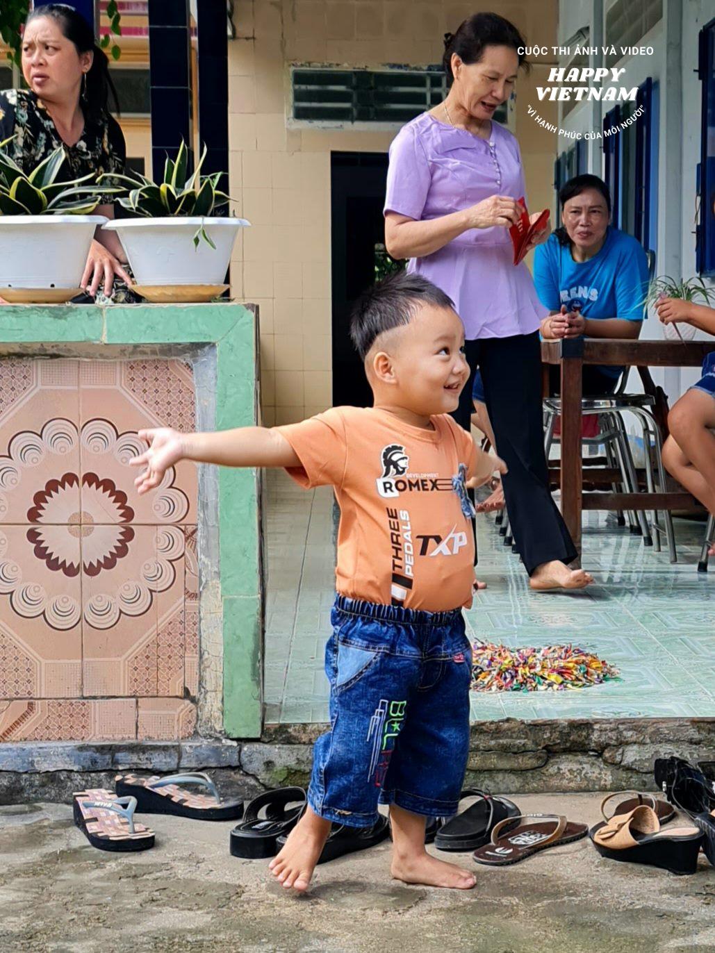 Bé hân hoan nhận lì xì