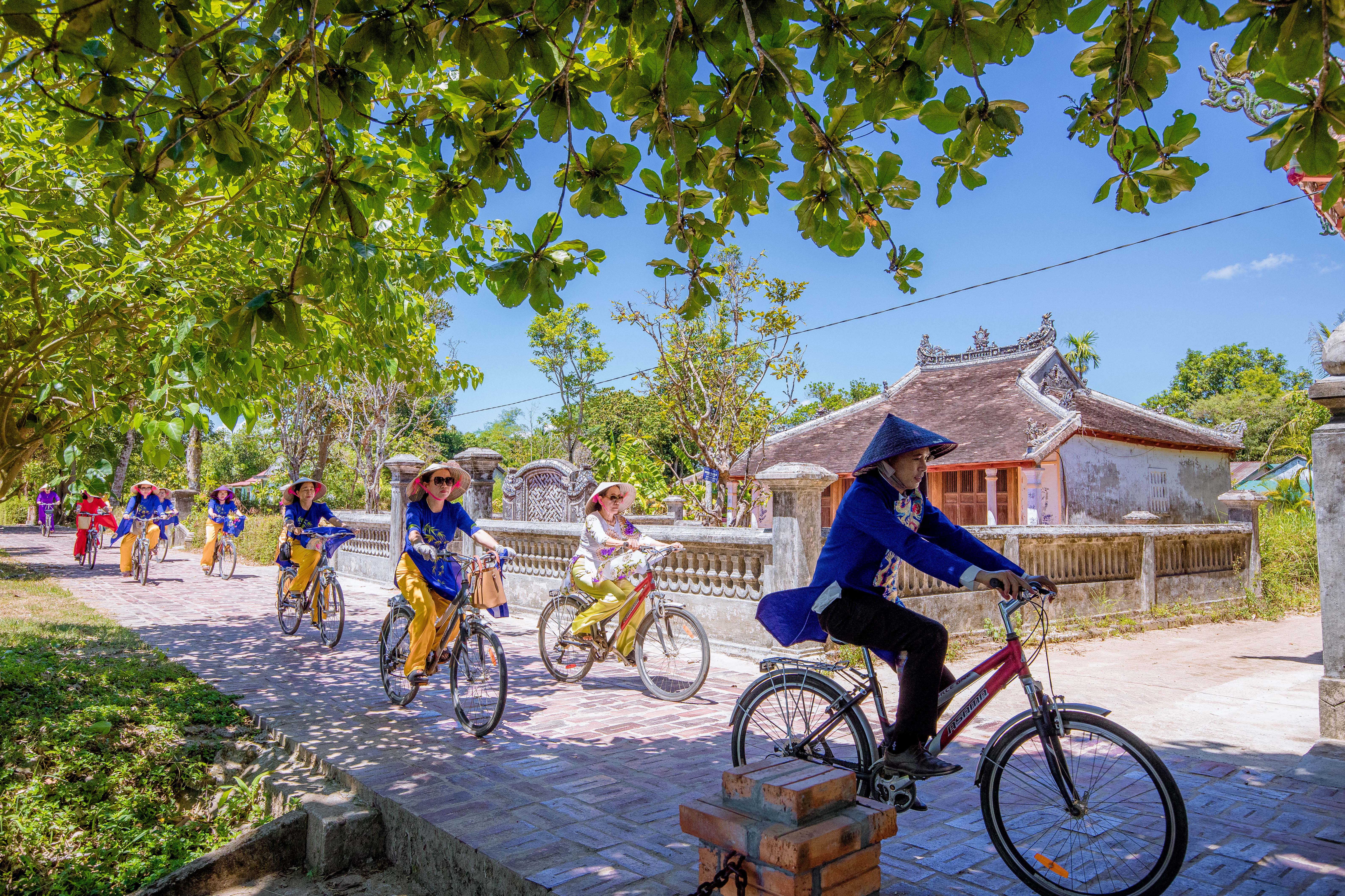Áo Dài Đi Qua Vùng Di Sản
