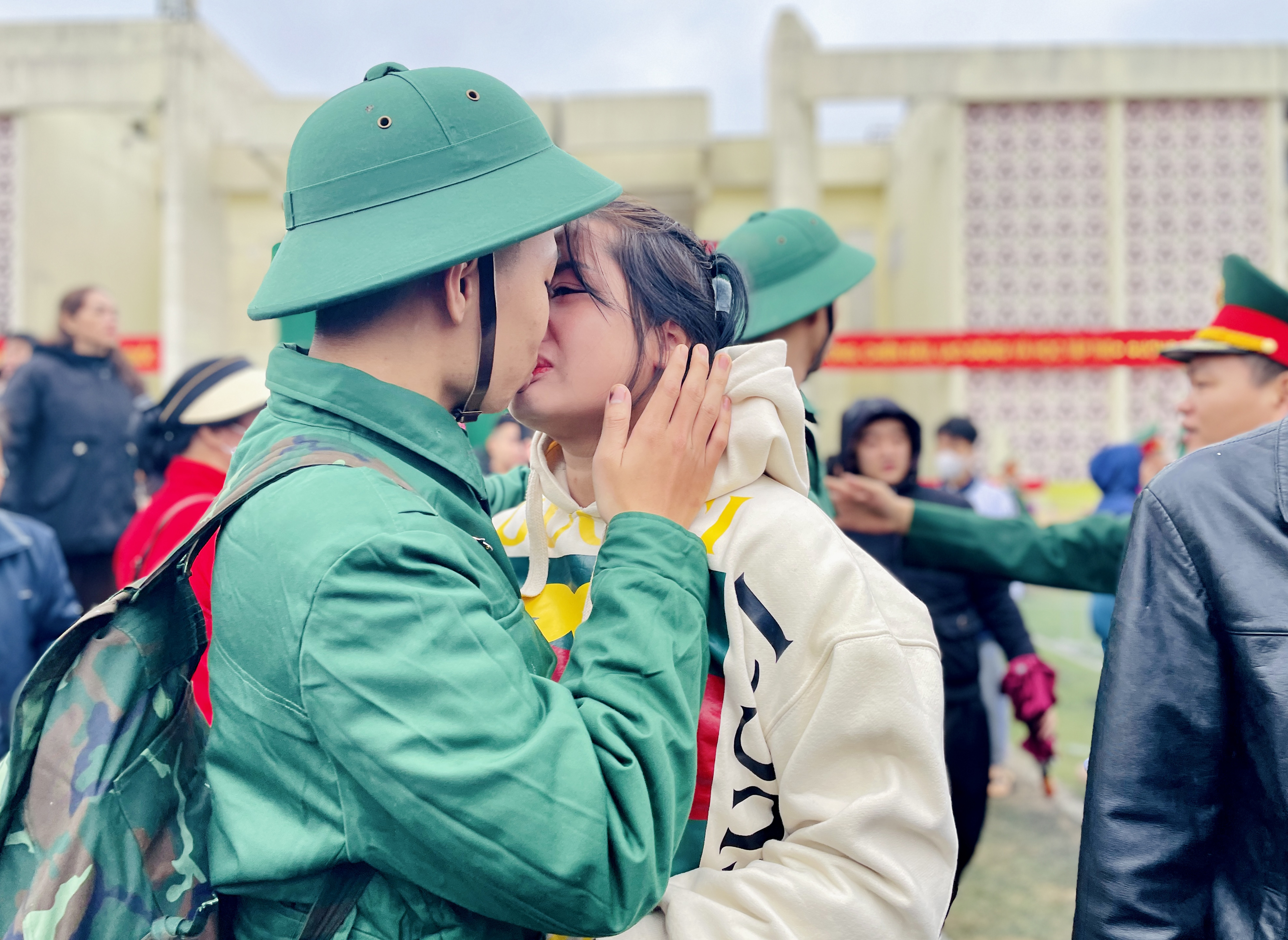 A kiss of encouragement to the young soldier