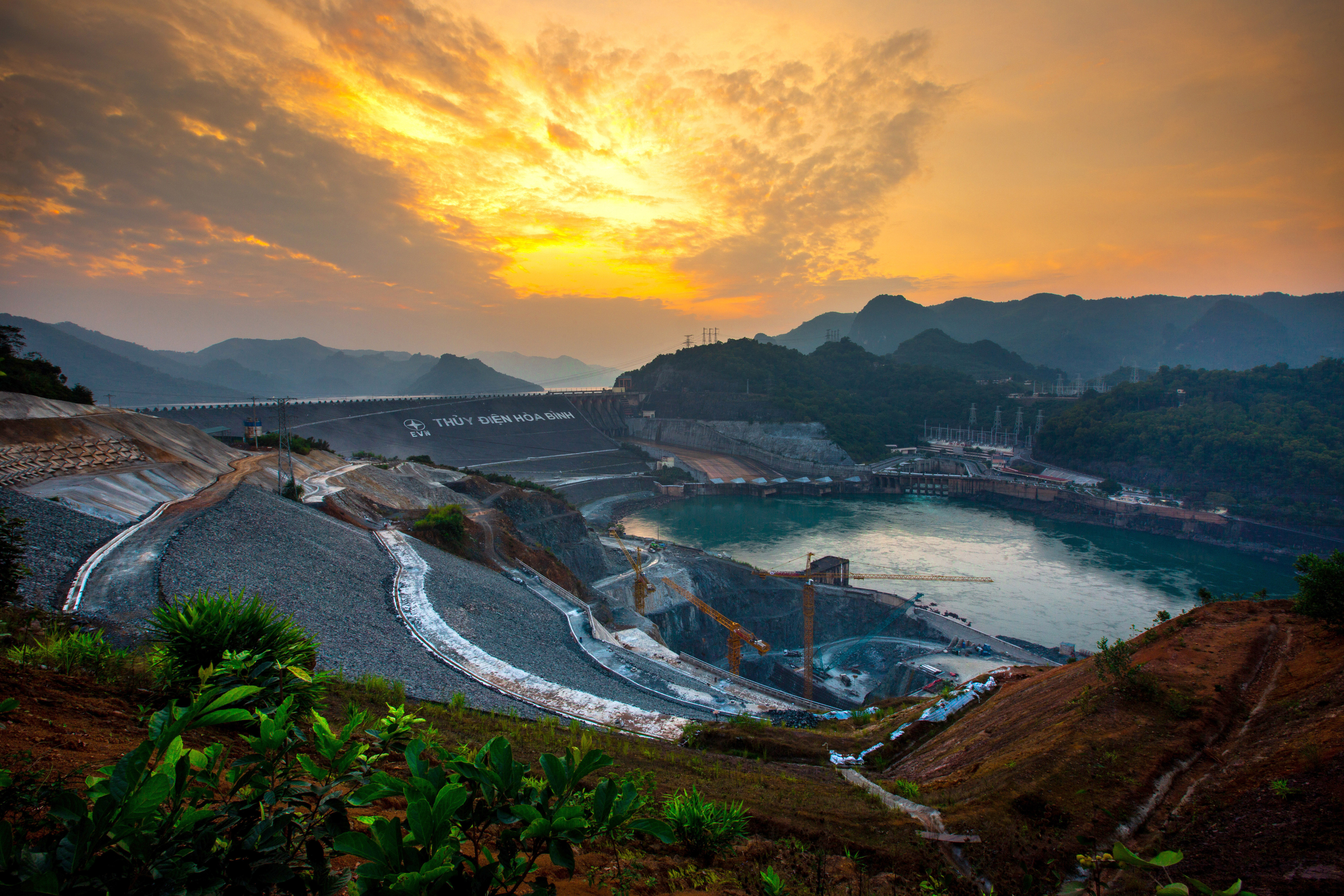 Hoàng Hôn Trên Đập Thủy Điện Hòa Bình