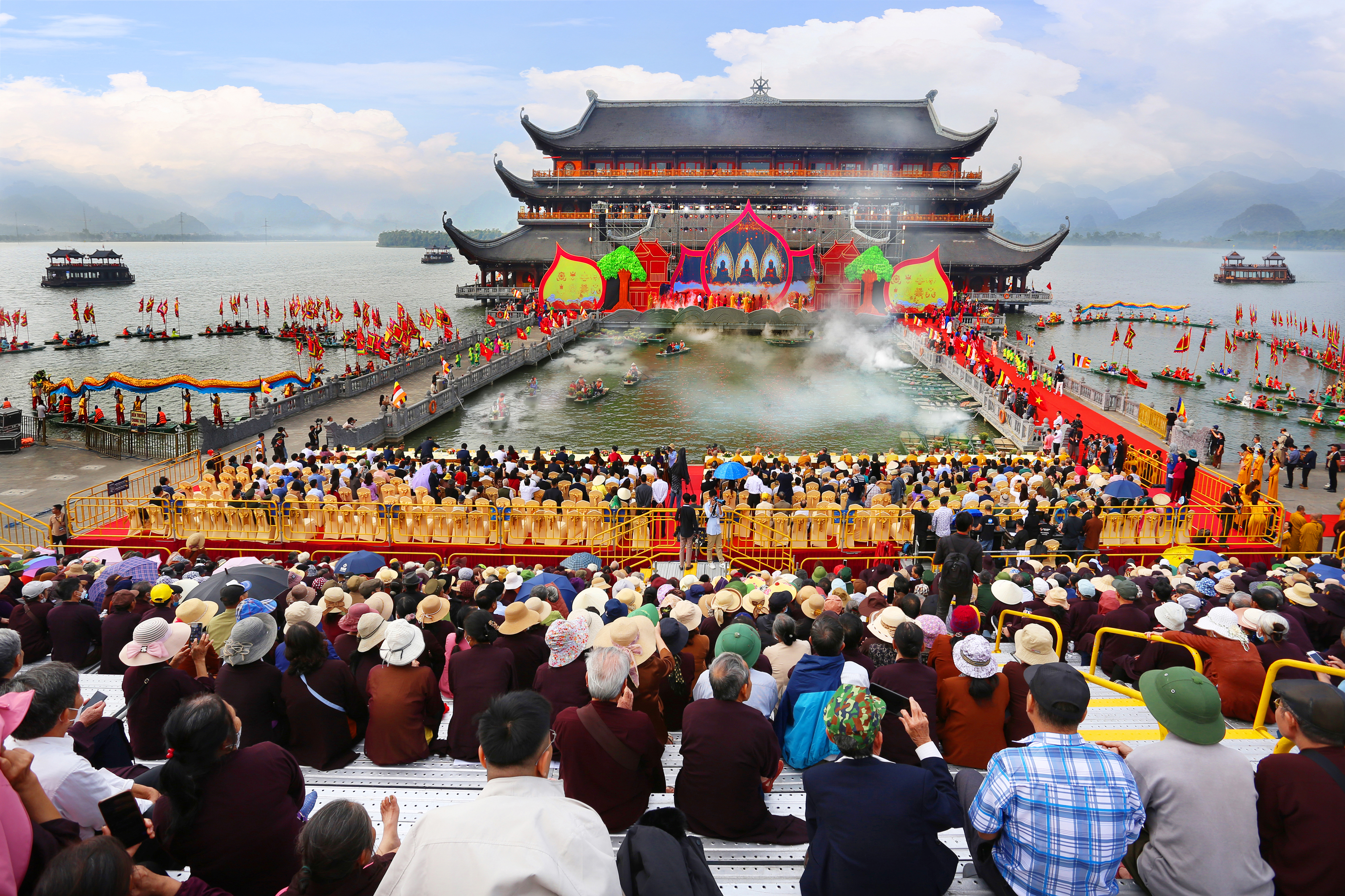 Tam chúc ngày hội