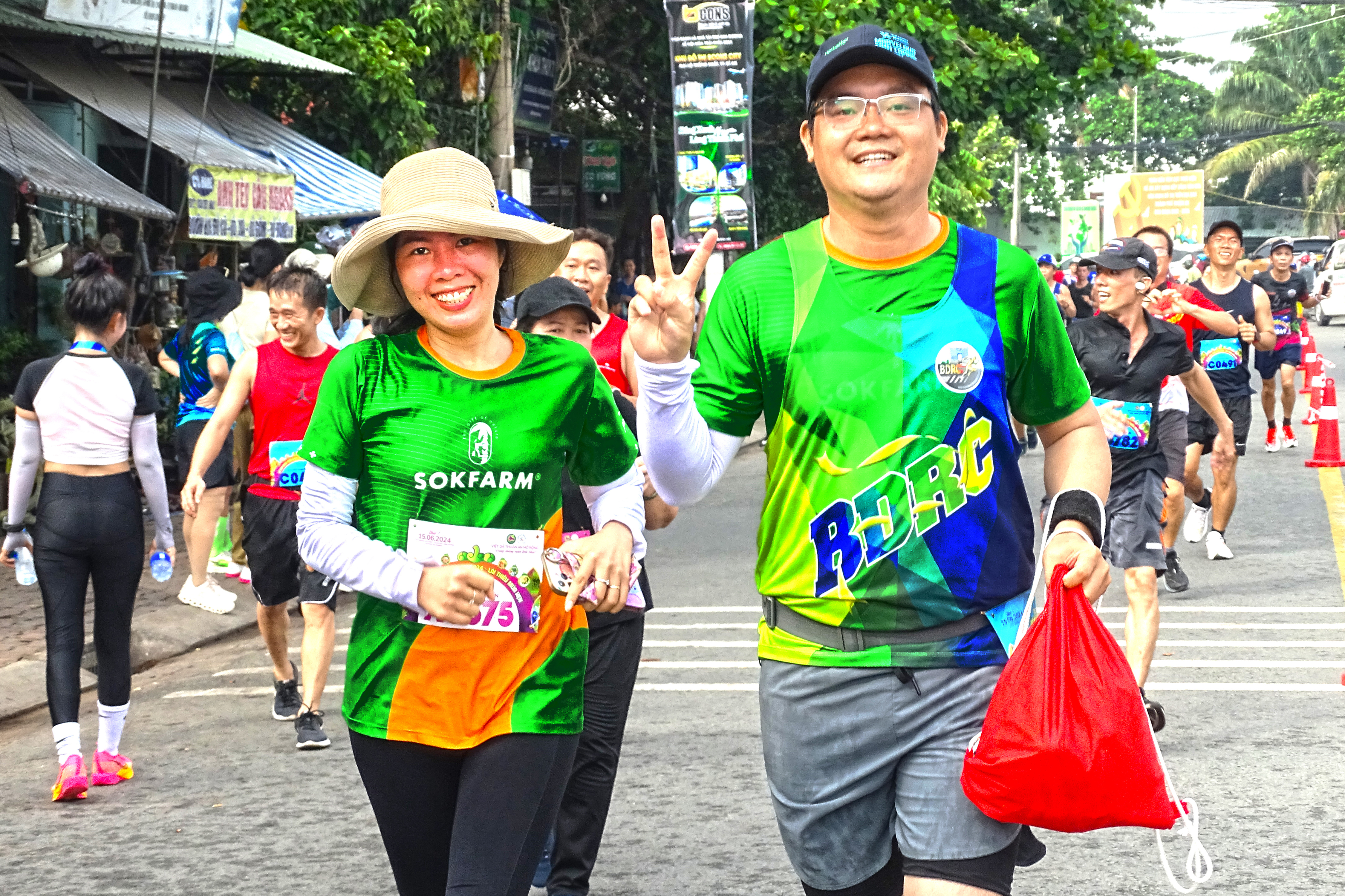 Double happiness on Lai Thieu road in the ripe fruit season