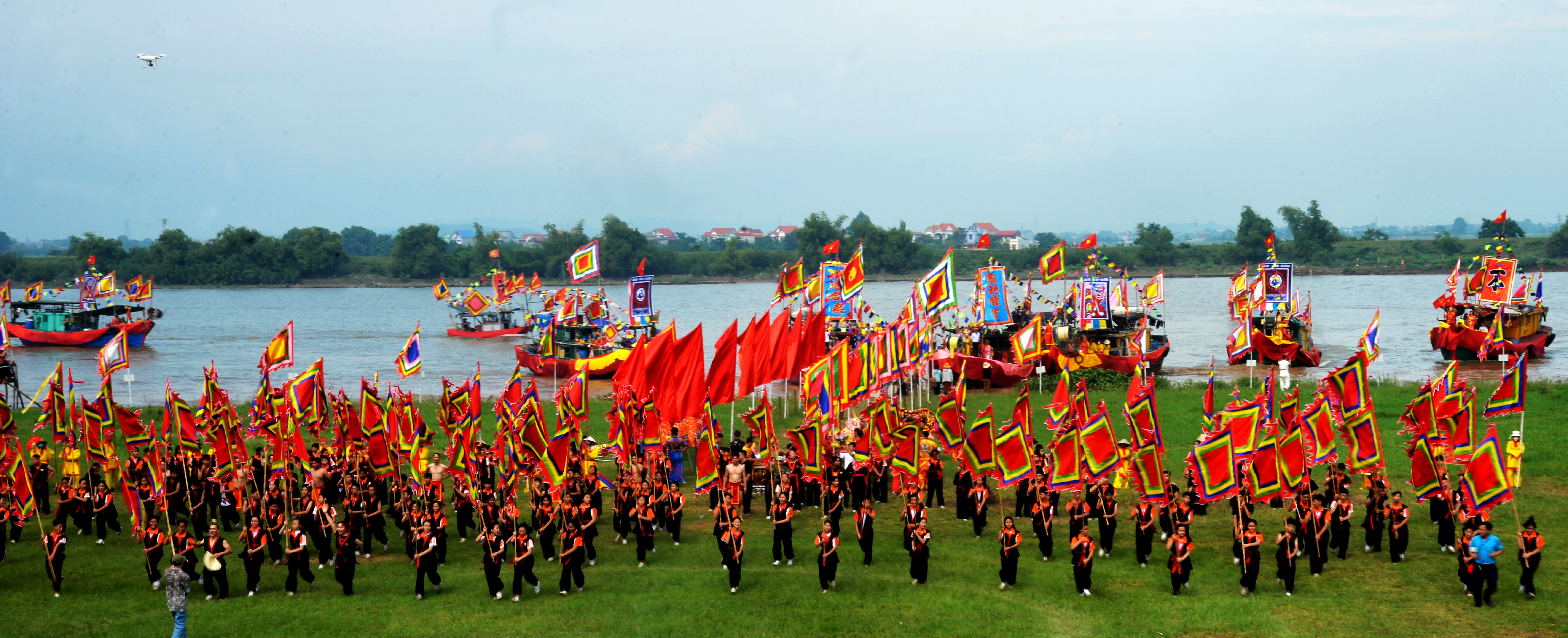 Lễ hội mùa thu tại Côn Sơn Kiếp Bạc - Hải Dương kỷ niêm 724 năm ngày mất của Hưng Đạo Vương Trần Quốc Tuấn .