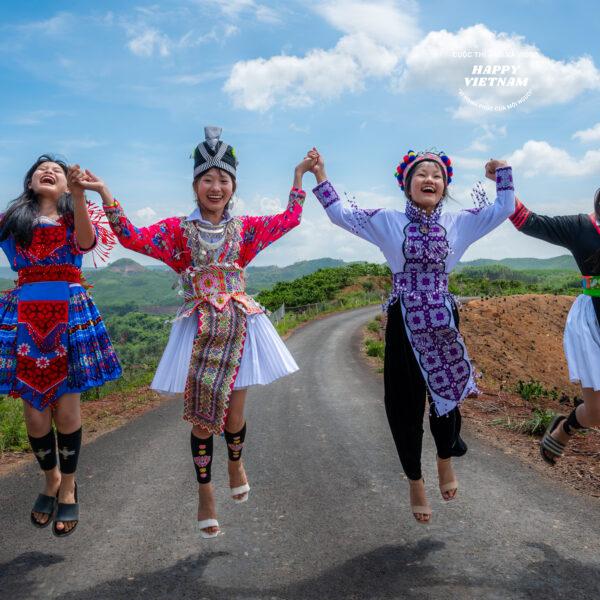 Thiếu nữ HMông tung tăng trên đường