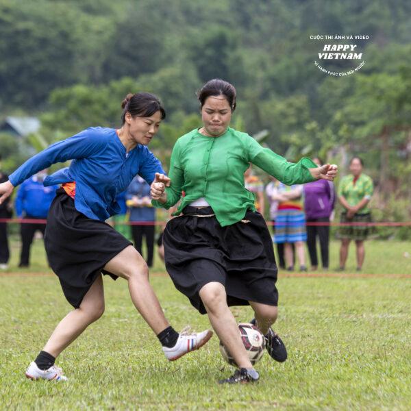 Pha tranh bóng quyết liệt
