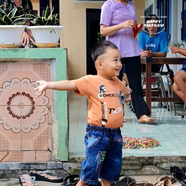 Bé hân hoan nhận lì xì